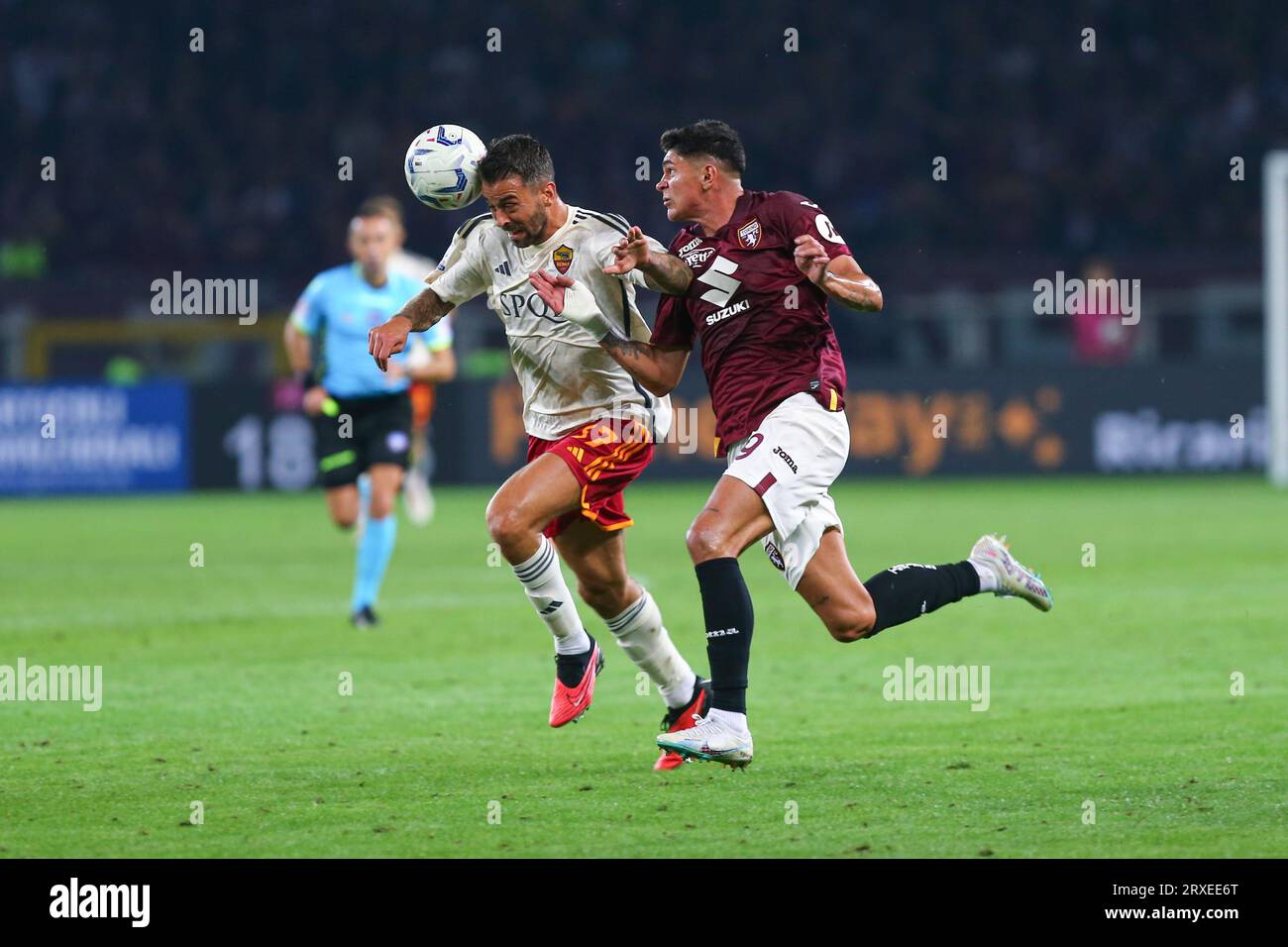 Leonardo Spinazzola della AS Roma e Raoul Bellanova del Torino FC gareggiano per la palla durante la partita di serie A tra Torino FC e AS Roma il settembre Foto Stock