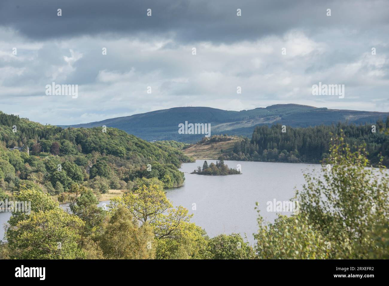 Loch Achray nel Loch Lomond e nel Trossachs National Park, Scozia. Foto Stock