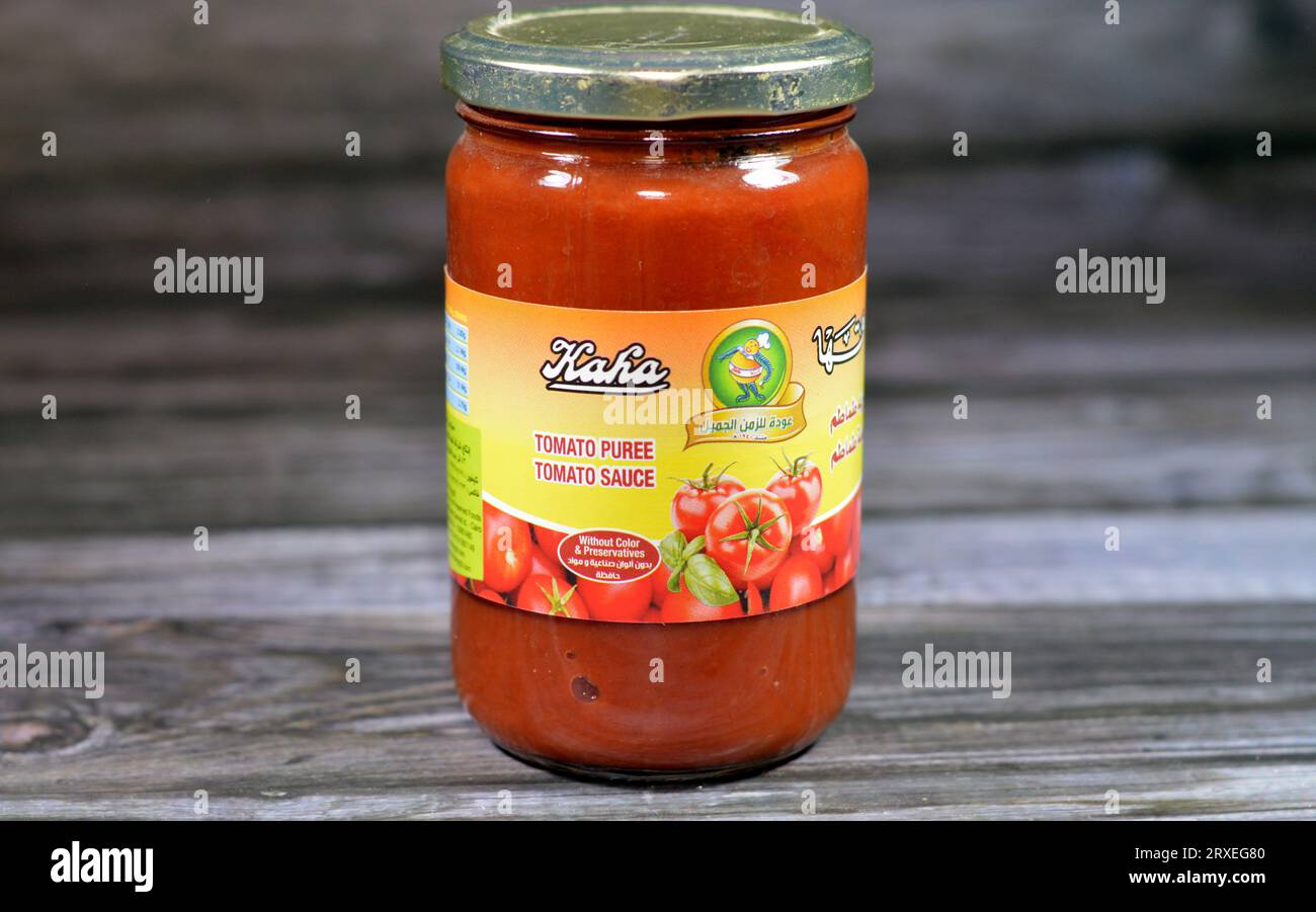 Cairo, Egitto, 11 settembre 2023: Salsa di purè di pomodoro kaha Qaha, pasta di pomodori, Kaha Company for Conserve Foods è una filiale della holding Foto Stock