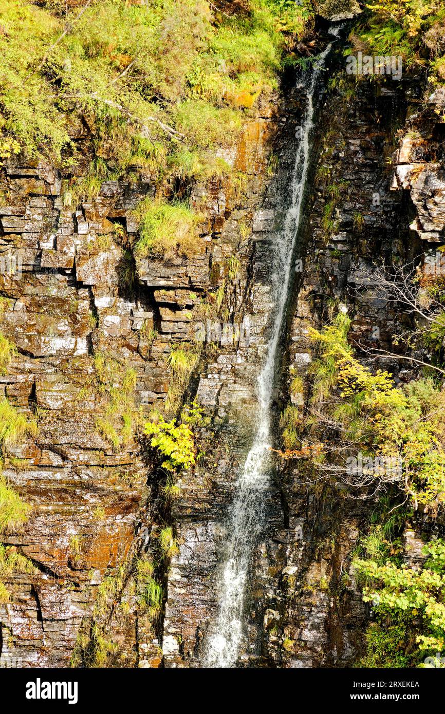 Corrieshalloch Gorge Braemore Junction Scotland una cascata sul lato della gola profonda in tarda estate Foto Stock