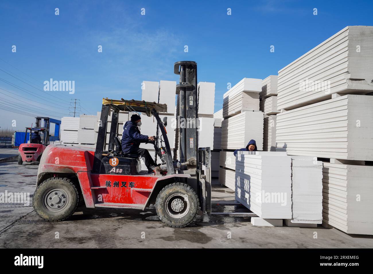 Luannan, Cina - 13 febbraio 2023: Nuovi materiali da costruzione e pannelli divisori leggeri impilati nell'area della fabbrica, nella Cina settentrionale Foto Stock