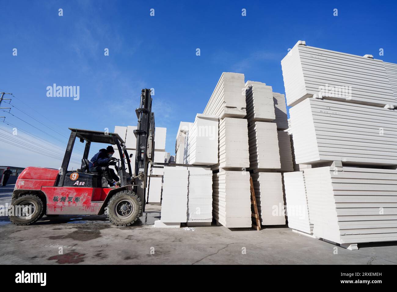 Luannan, Cina - 13 febbraio 2023: Nuovi materiali da costruzione e pannelli divisori leggeri impilati nell'area della fabbrica, nella Cina settentrionale Foto Stock