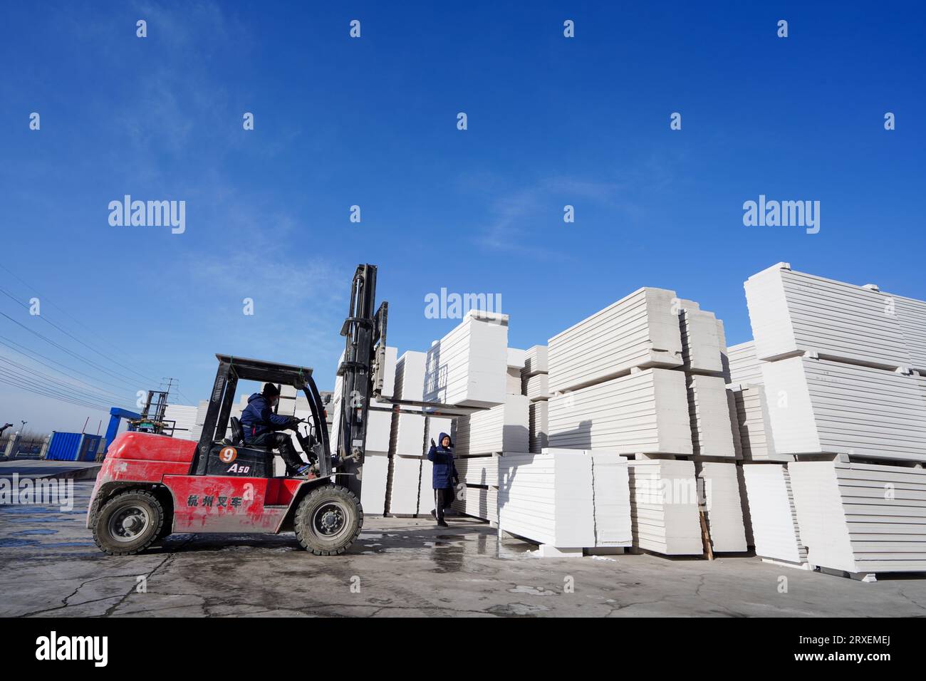 Luannan, Cina - 13 febbraio 2023: Nuovi materiali da costruzione e pannelli divisori leggeri impilati nell'area della fabbrica, nella Cina settentrionale Foto Stock