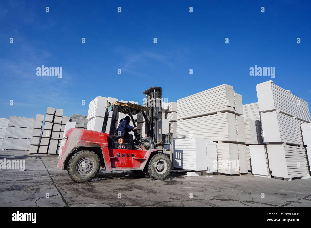 Luannan, Cina - 13 febbraio 2023: Nuovi materiali da costruzione e pannelli divisori leggeri impilati nell'area della fabbrica, nella Cina settentrionale Foto Stock