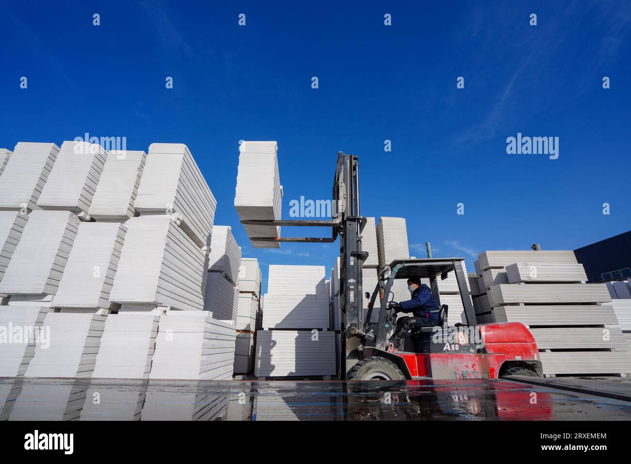 Luannan, Cina - 13 febbraio 2023: Nuovi materiali da costruzione e pannelli divisori leggeri impilati nell'area della fabbrica, nella Cina settentrionale Foto Stock