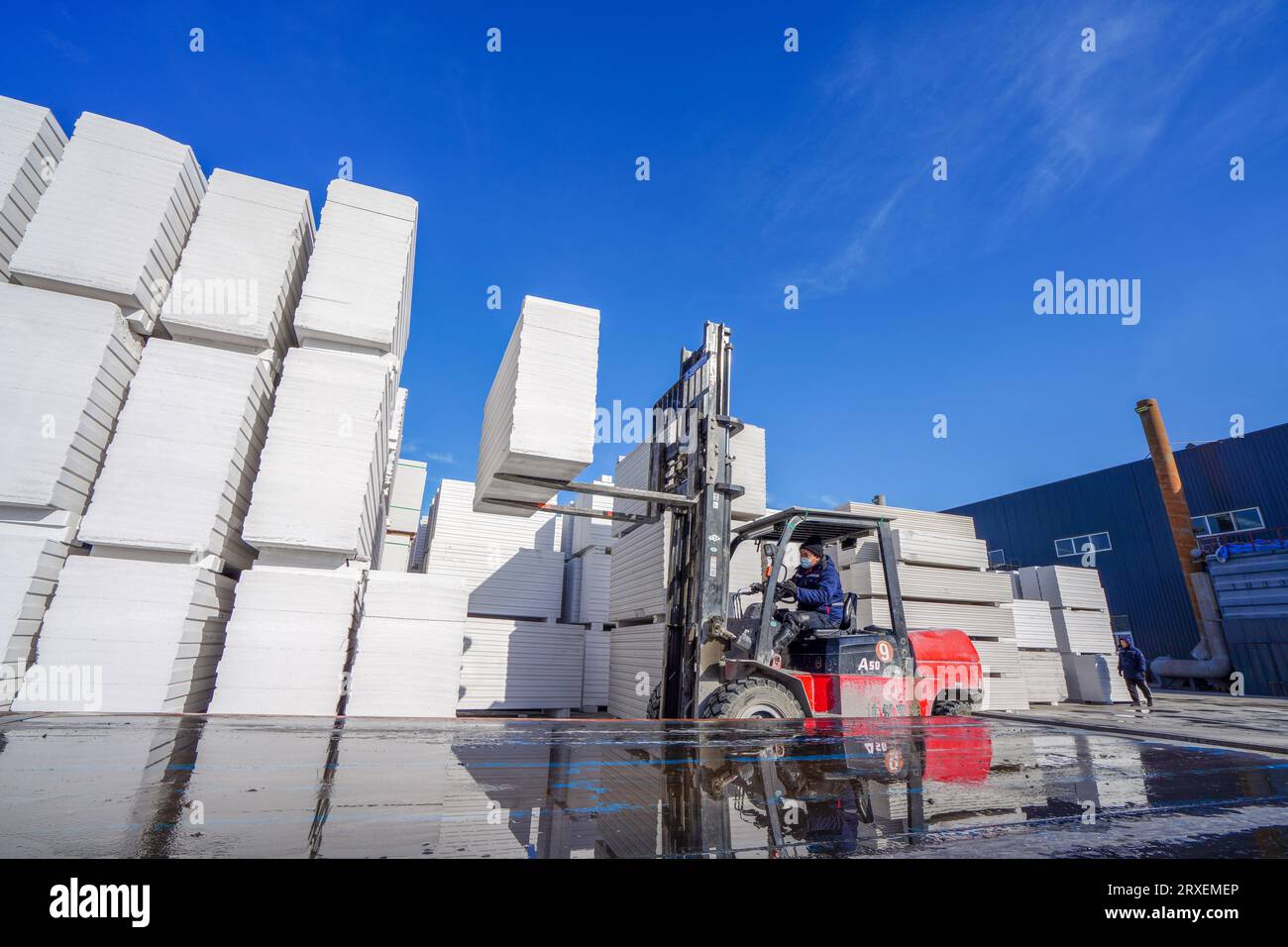 Luannan, Cina - 13 febbraio 2023: Nuovi materiali da costruzione e pannelli divisori leggeri impilati nell'area della fabbrica, nella Cina settentrionale Foto Stock
