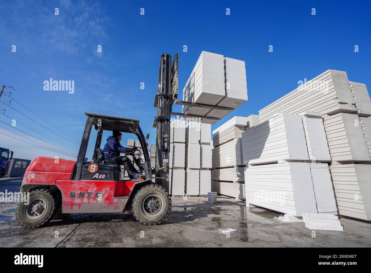 Luannan, Cina - 13 febbraio 2023: Nuovi materiali da costruzione e pannelli divisori leggeri impilati nell'area della fabbrica, nella Cina settentrionale Foto Stock