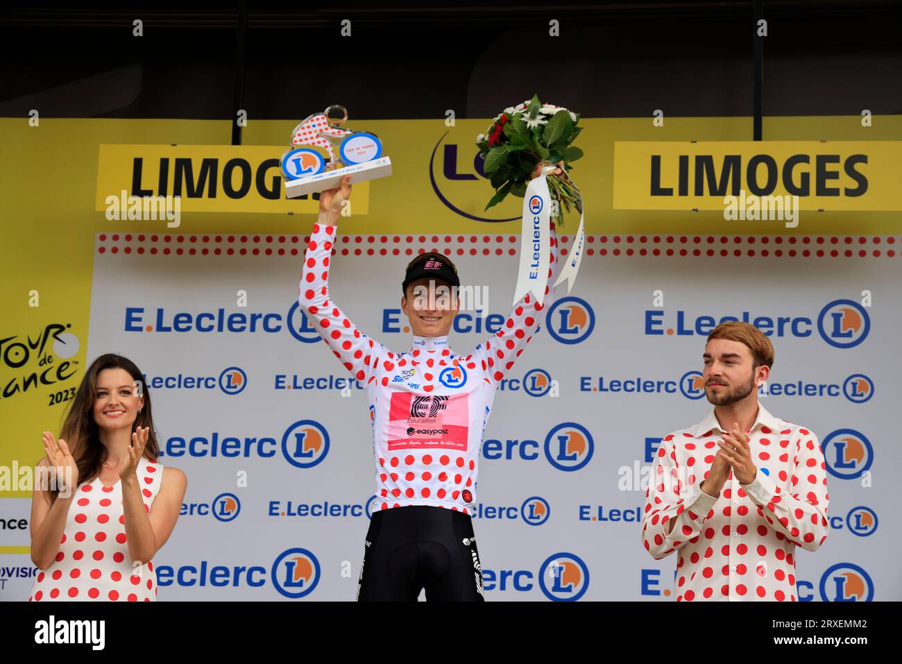 Limoges, Francia. 8 luglio 2023. Neilson Powless maglia a pois rossa per il miglior scalatore al traguardo di Limoges dell'ottava tappa del Tour de France 2 Foto Stock