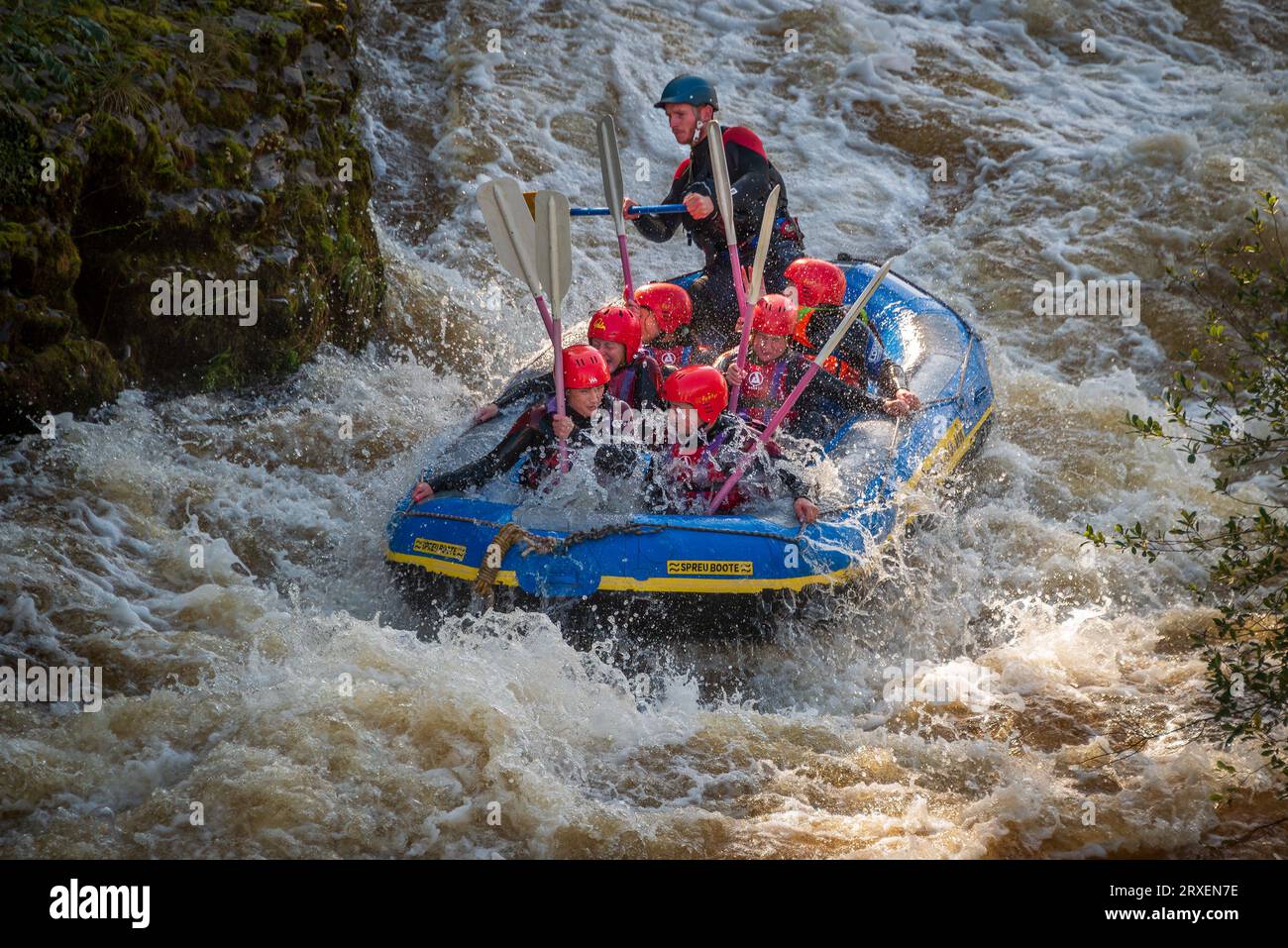 Rafting sulle rapide del fiume Dee a Town Falls a llangollen, Galles del Nord. Foto Stock