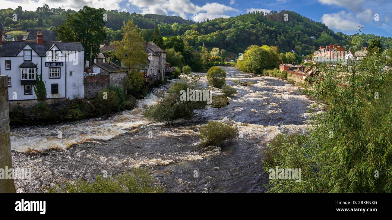 Le rapide di Town Falls sul fiume Dee a Llangollen, nel Galles del Nord. Il Dee Side Cafe sulla sinistra e la stazione ferroviaria di Llangollen sulla ri Foto Stock