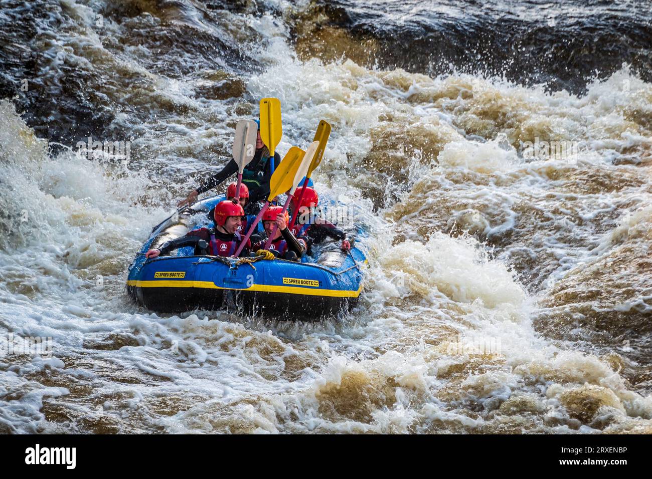 Rafting sulle rapide del fiume Dee a Town Falls a llangollen, Galles del Nord. Foto Stock