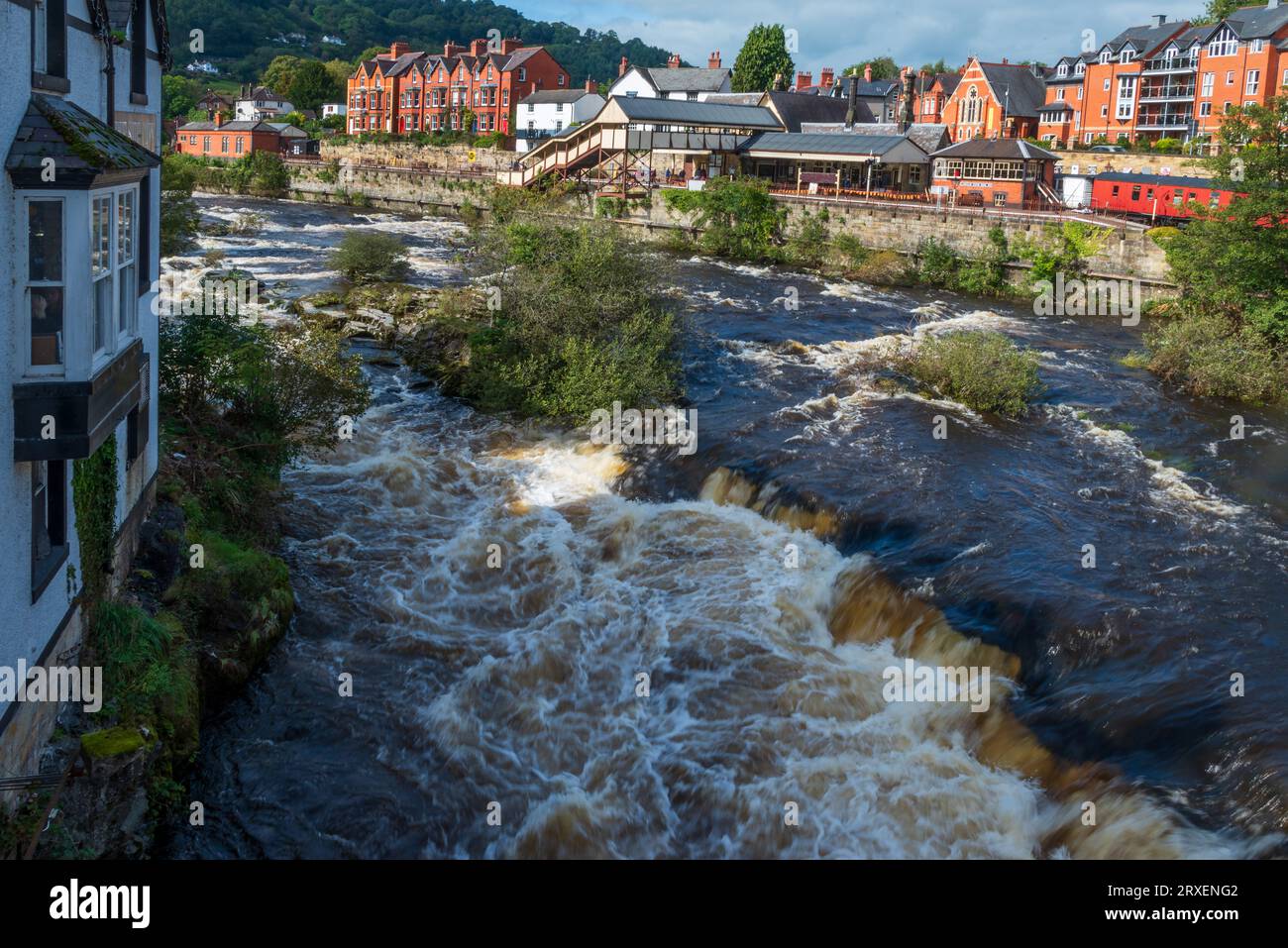 Le rapide di Town Falls sul fiume Dee a Llangollen, nel Galles del Nord. Foto Stock