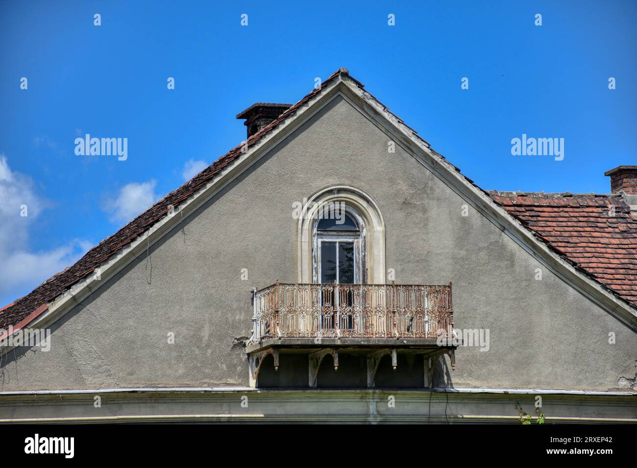 Stockhaus, alt, abgewohnt, 1950er, Dach, Giebel, Verputz, Fenster, Tür, Balkon, Geländer, Balkongeländer, Fenster, Dreieck, Schornstein, Ziegeldach, D. Foto Stock