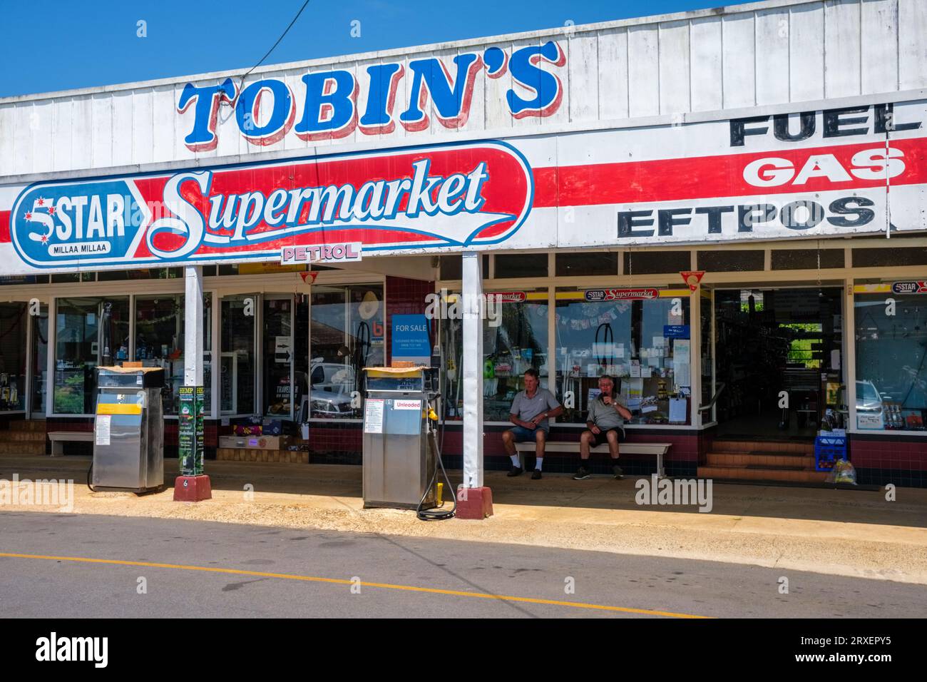 Un negozio e un distributore di benzina in una città australiana - Tobin's Supermarket, Millaa Millaa, Atherton Tablelands, Queensland, Australia Foto Stock