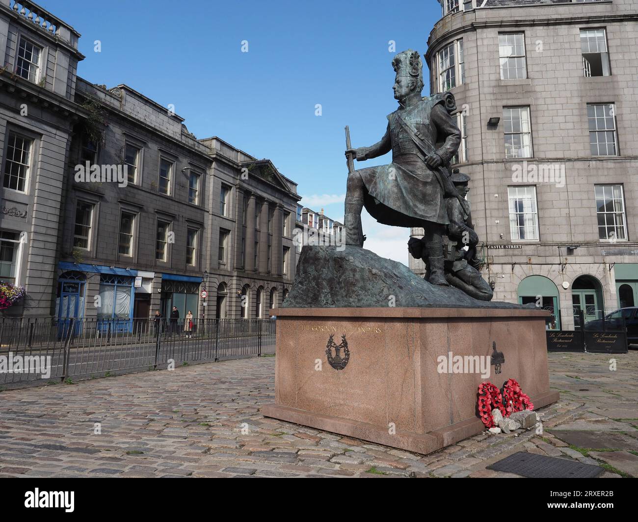 ABERDEEN, Regno Unito - 14 SETTEMBRE 2023: La statua di Gordon Highlanders dello scultore Mark Richards intorno al 2011 Foto Stock