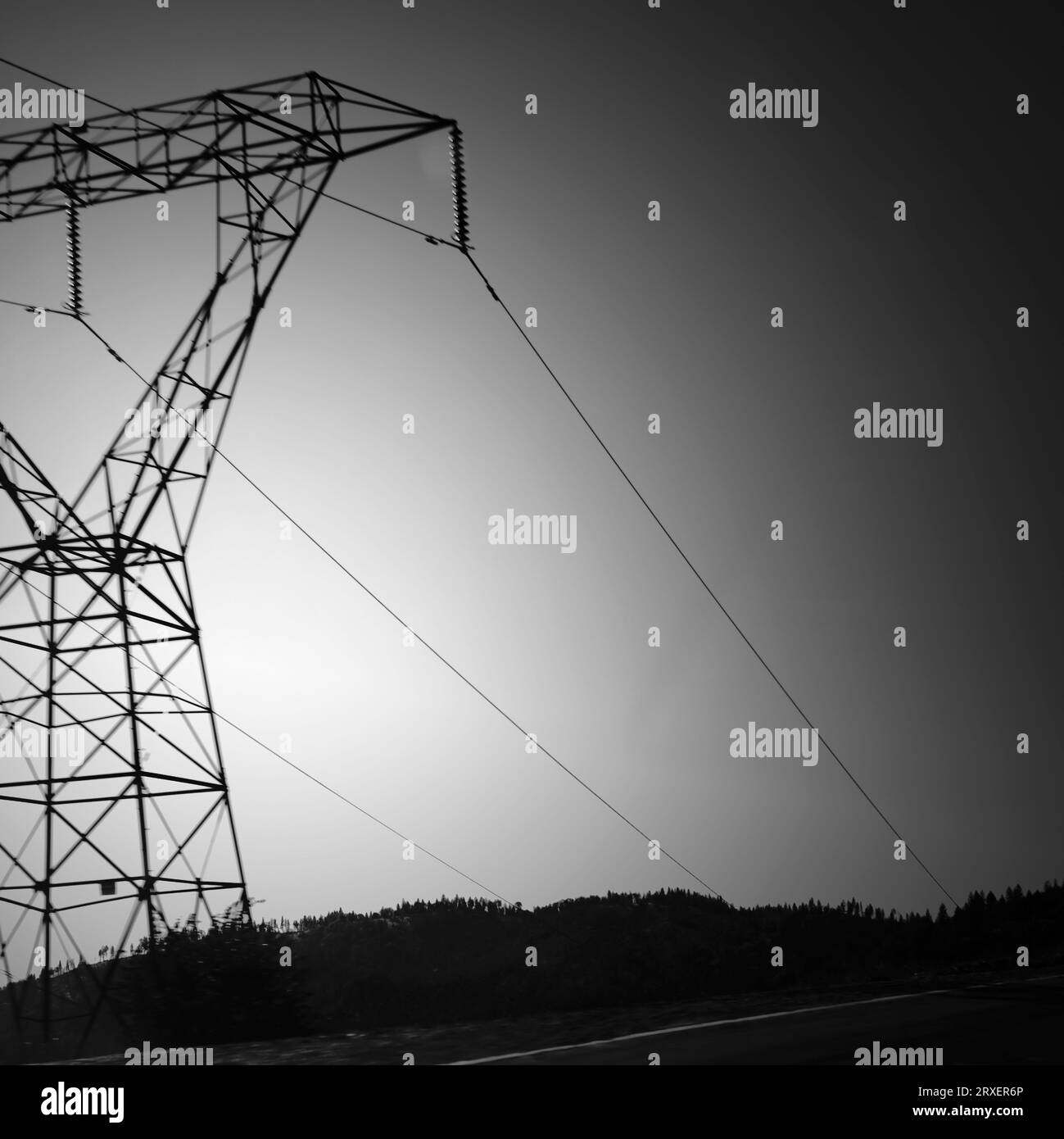 Torri elettriche e linee ad alta potenza. Foto Stock