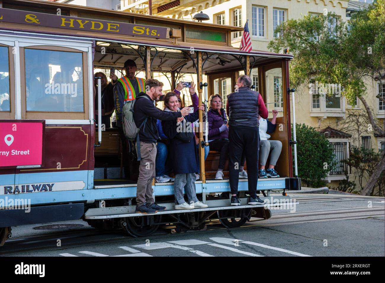 I turisti che fanno selfie a bordo di una funivia di San Francisco, California, Stati Uniti Foto Stock