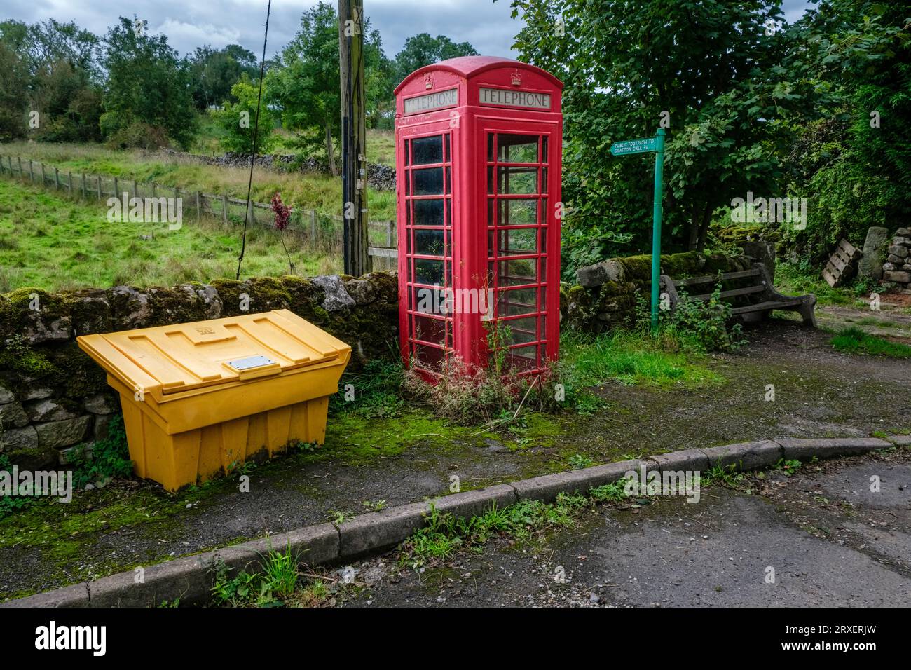 Una cabina telefonica in disuso, Gratton Dale, Elton, Peak District National Park, Derbyshire Foto Stock