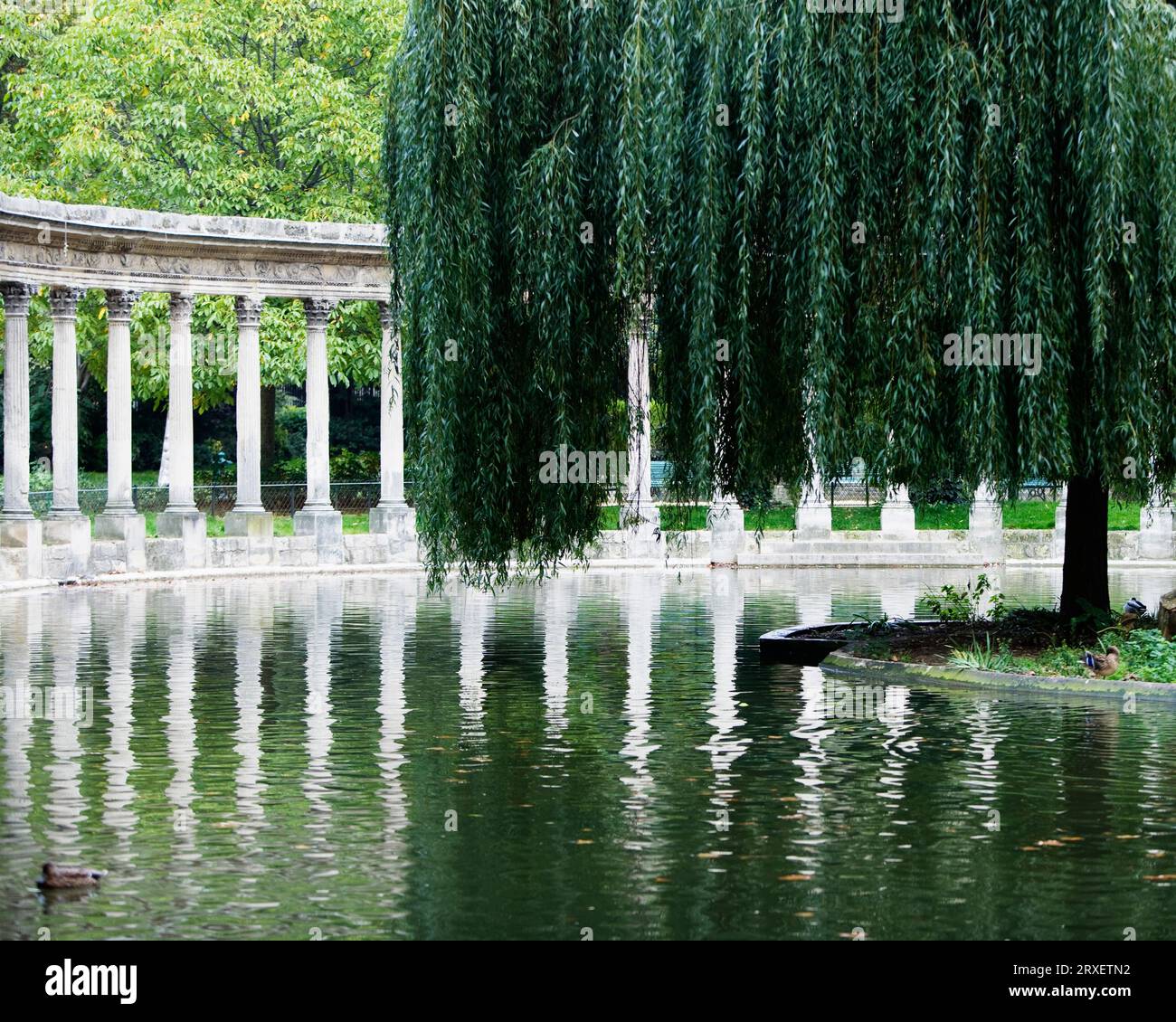 Colonnato corinzio e laghetto nel Parc Monceau. Foto Stock