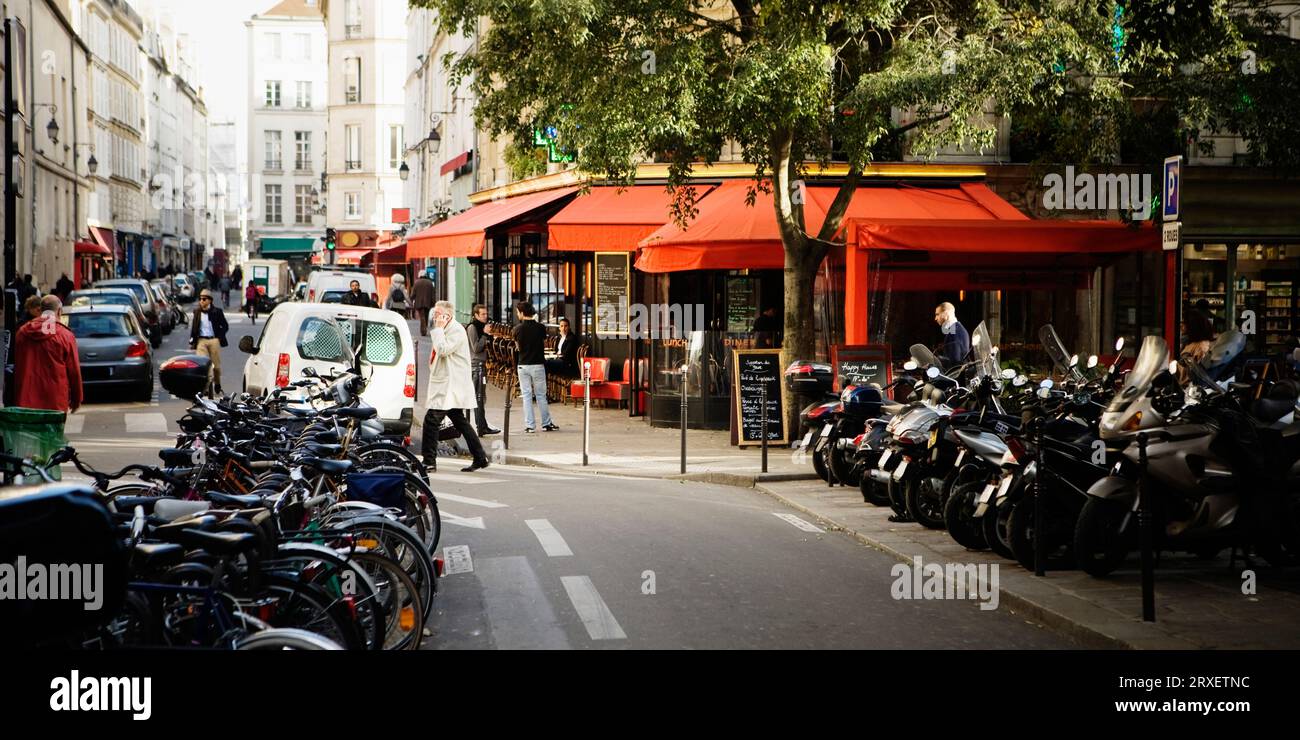 Scena di strada parigina con bistro. Foto Stock