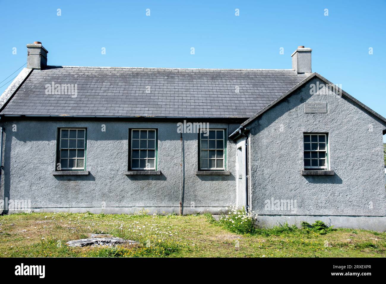 Paesaggio con vista sulla vecchia scuola nazionale Killeanyy 1886 a Inishmore, Aran Island, Co, Galway, Irlanda Foto Stock