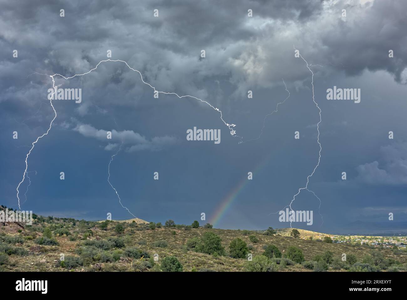 Chino Valley, Arizona, Monsoon Storm con arcobaleno Foto Stock