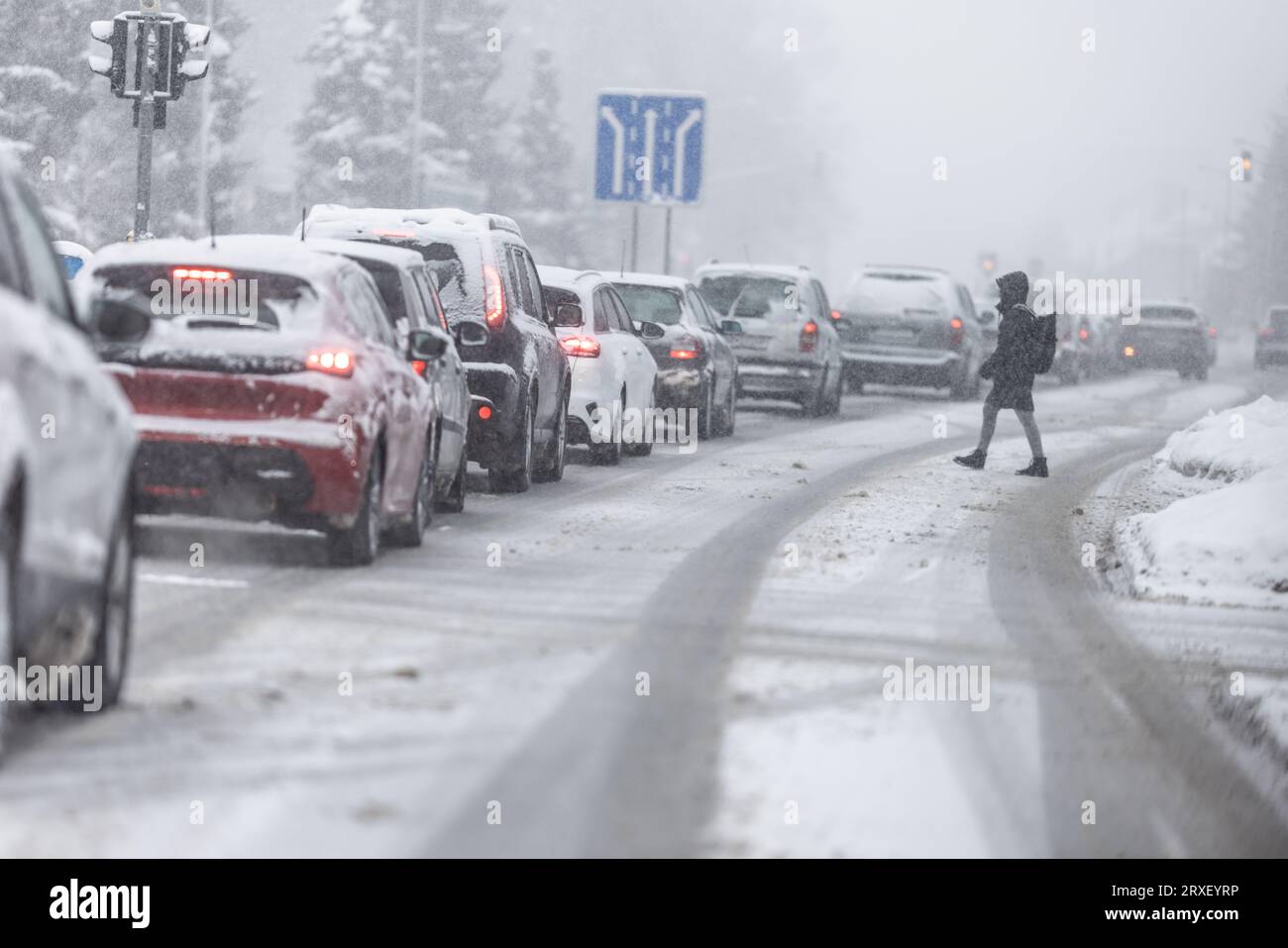 Ingorghi dovuti a neve e ghiaccio sulla strada. Foto Stock