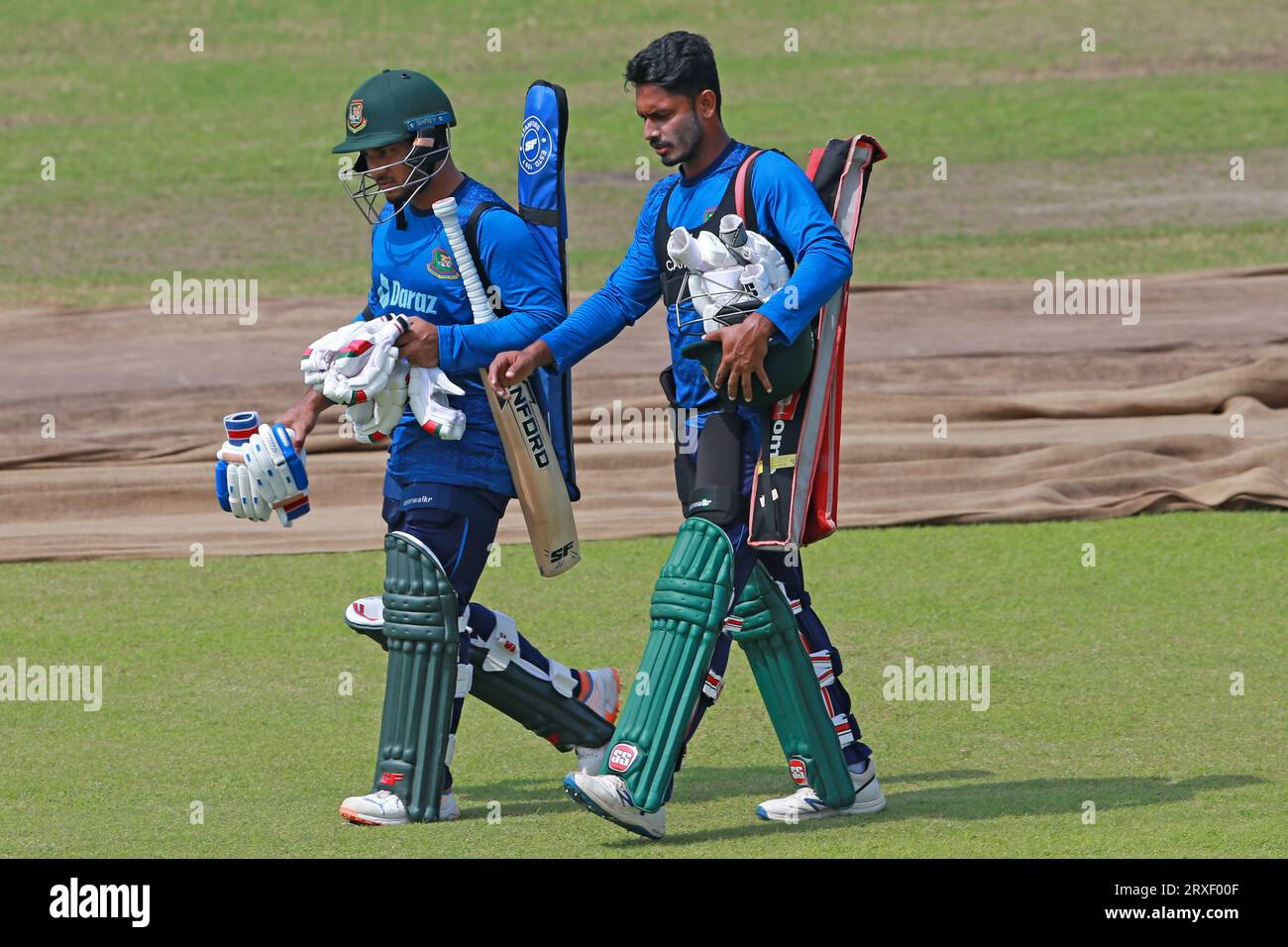 Zakir Hasan (L) e Tanzid Hasan Tamim (R) durante i cricket bengalesi partecipano alla sessione di allenamento allo Sher-e-Bangla National Cricket Stadium (SB Foto Stock