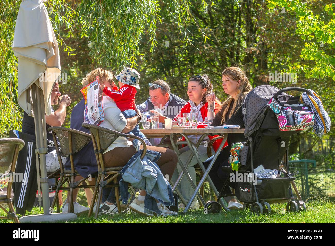Famiglie che fanno un picnic nel parco zoo Haute Touche - Indre (36), Francia. Foto Stock