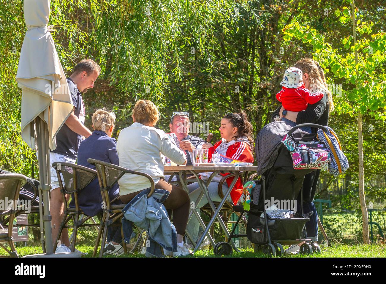 Famiglie che fanno un picnic nel parco zoo Haute Touche - Indre (36), Francia. Foto Stock
