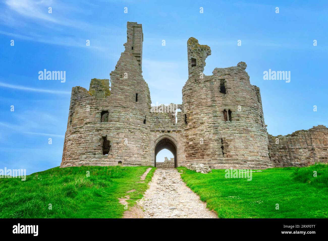 Le rovine del castello di Dunstanburgh sulla costa del Mare del Nord nel Northumberland, in Inghilterra Foto Stock