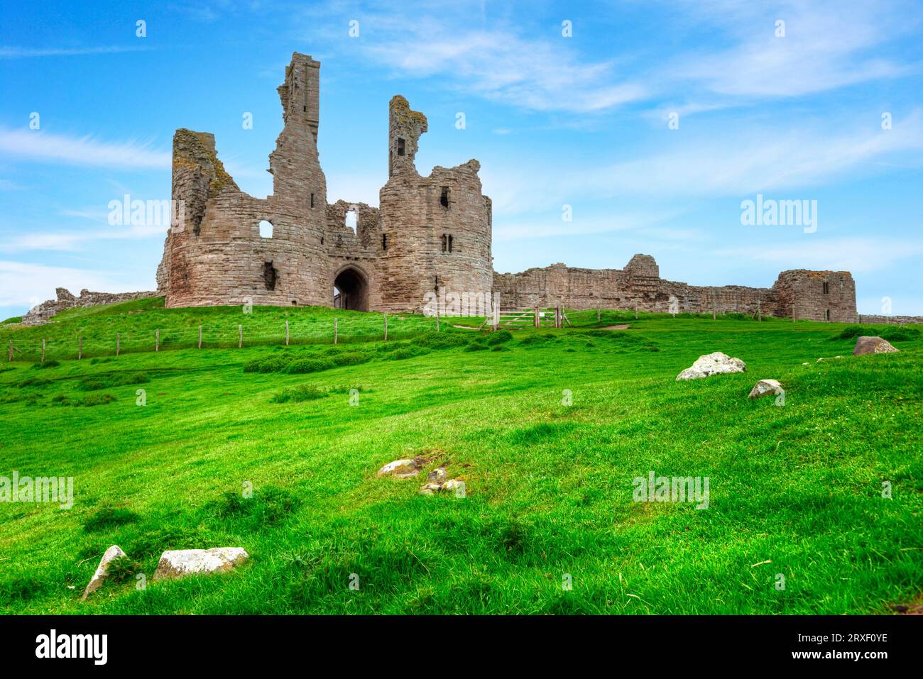 Le rovine del castello di Dunstanburgh sulla costa del Mare del Nord nel Northumberland, in Inghilterra Foto Stock