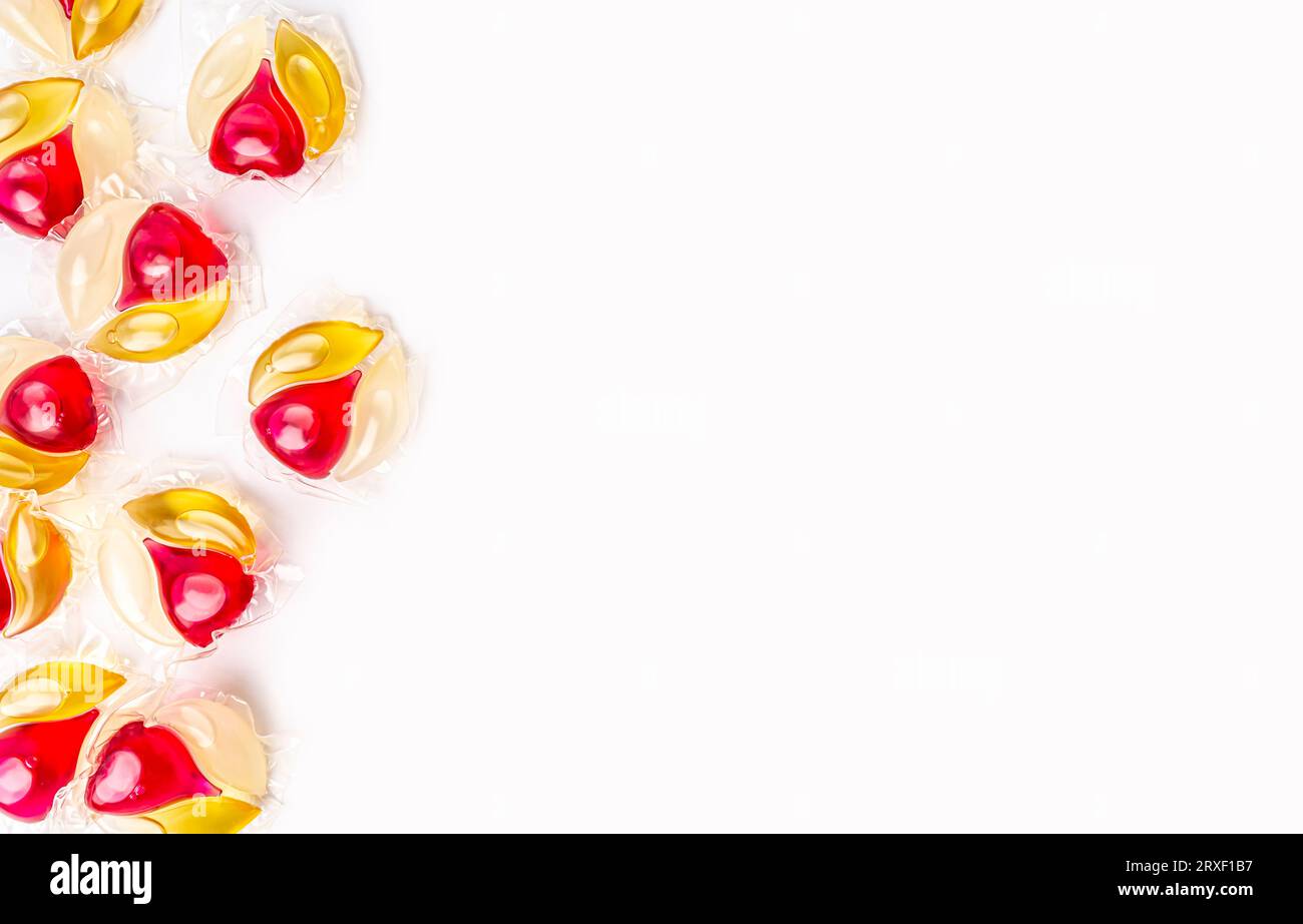 capsule con gel colorato per il lavaggio su sfondo bianco. Spazio copia foto di alta qualità Foto Stock