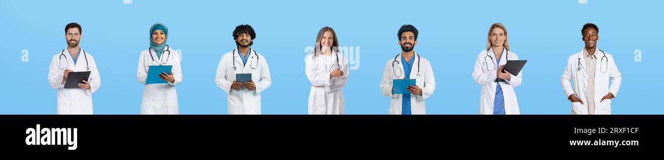 Medici professionisti internazionali sorridenti maturi in camici bianchi con compresse lavorano, consultano Foto Stock