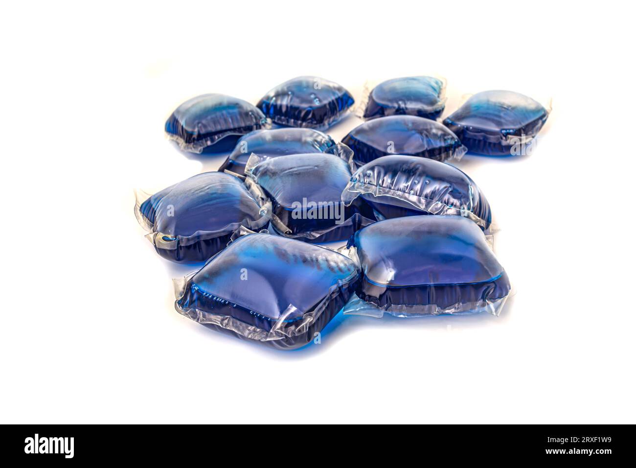 capsule quadrate con gel detergente blu su sfondo bianco. Foto di alta qualità Foto Stock