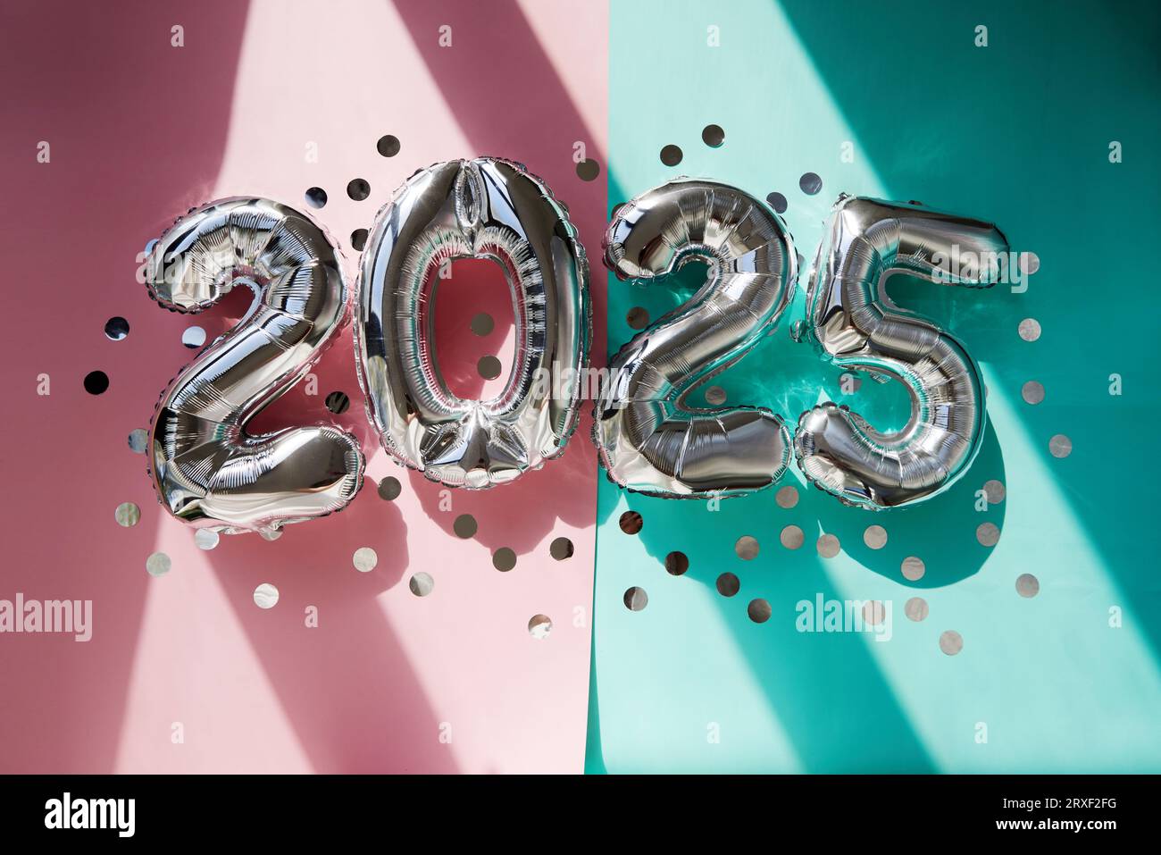 Silver conta 2025 palloncini per il nuovo anno su sfondo turchese rosa al sole Foto Stock