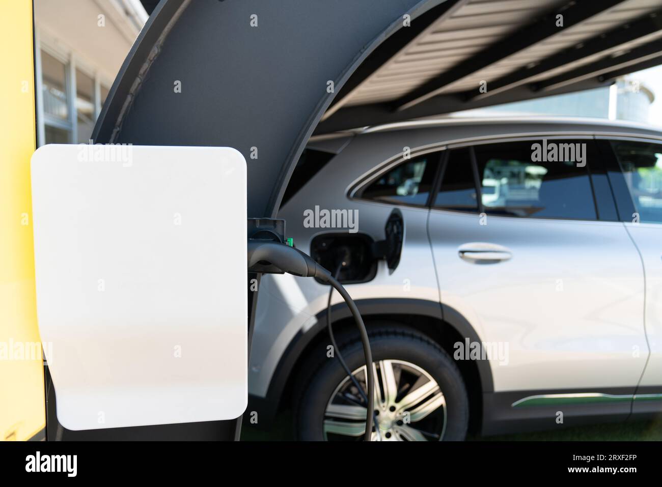 Primo piano di un'auto elettrica con un cavo. Foto Stock