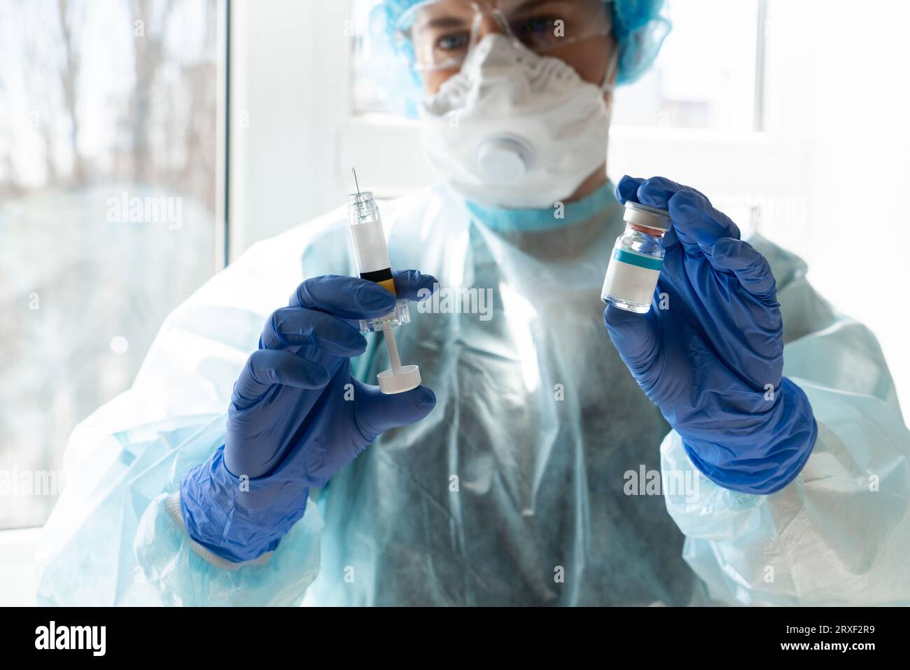 Il medico contiene la siringa e la medicina per iniezione. Foto Stock