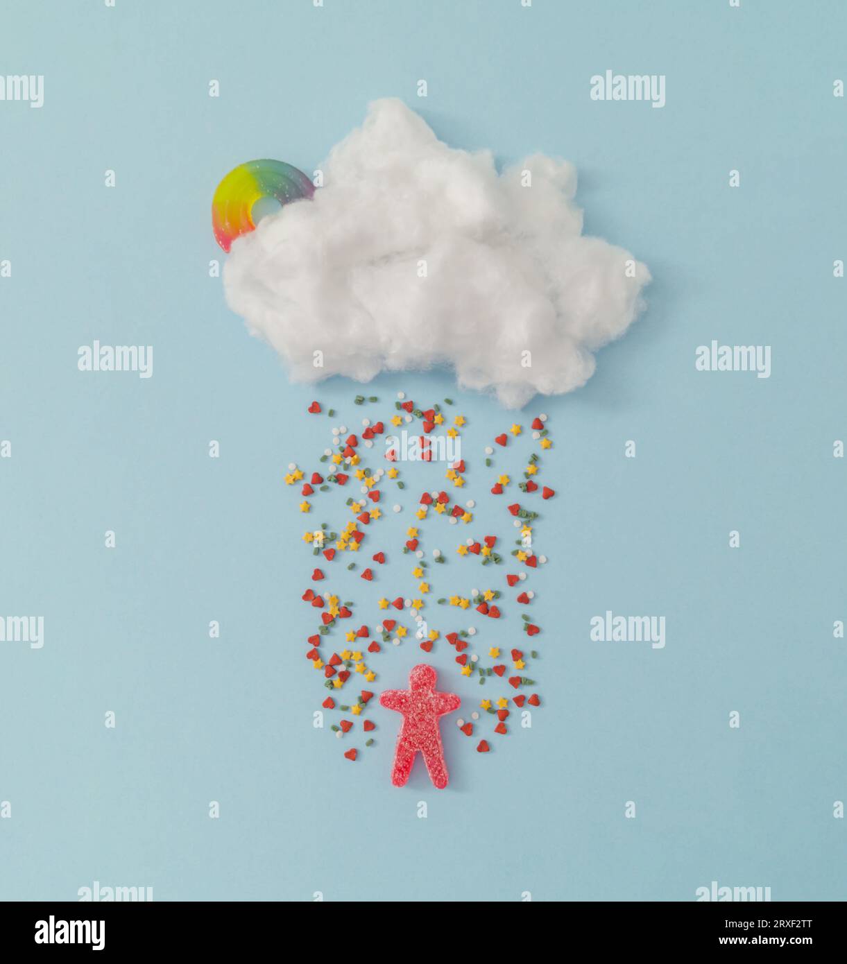 Nuvola creativa con spruzzi colorati e caramelle gommose. Sfondo minimo del concetto. Foto Stock