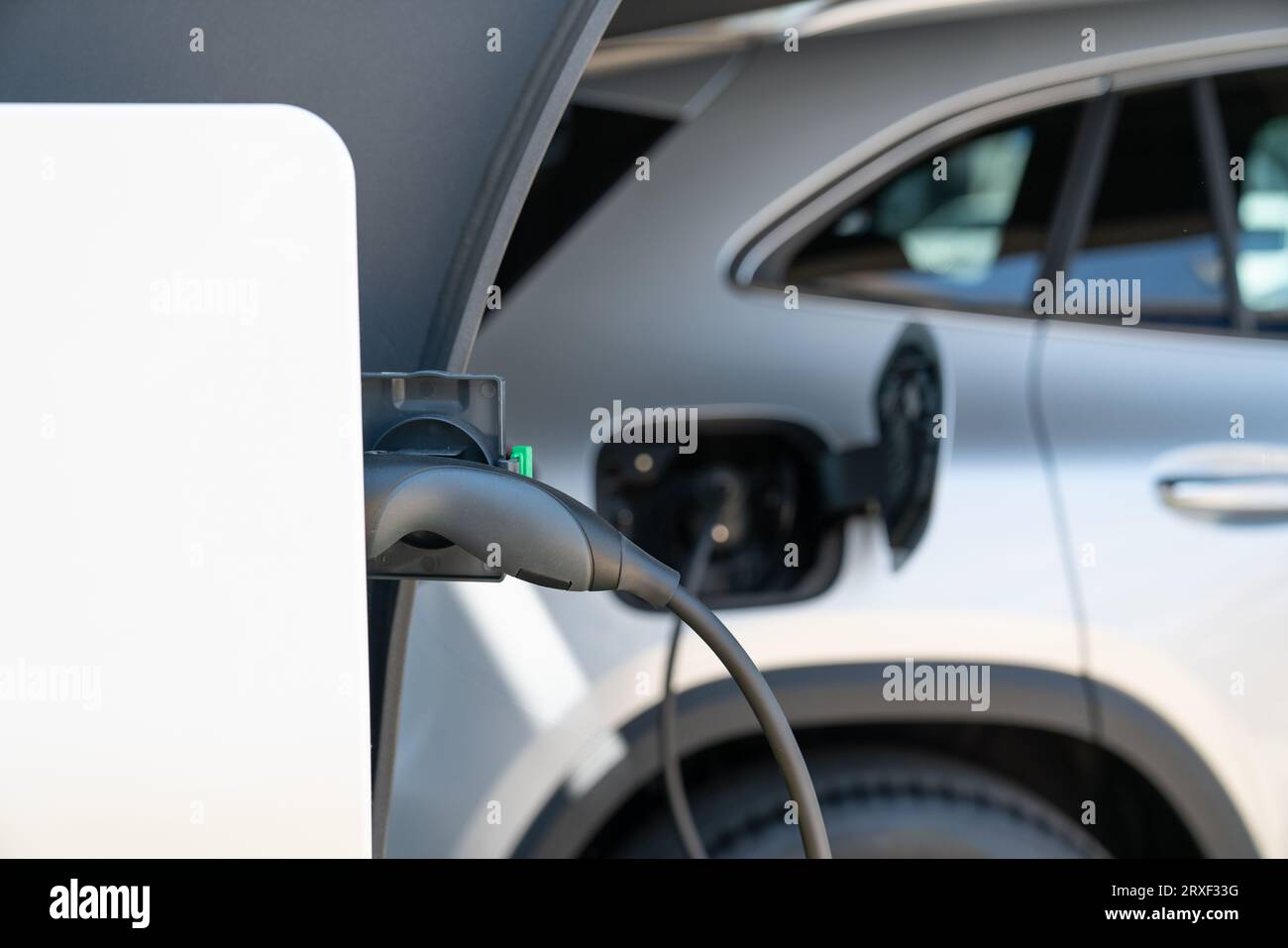 Primo piano di un'auto elettrica con un cavo. Foto Stock