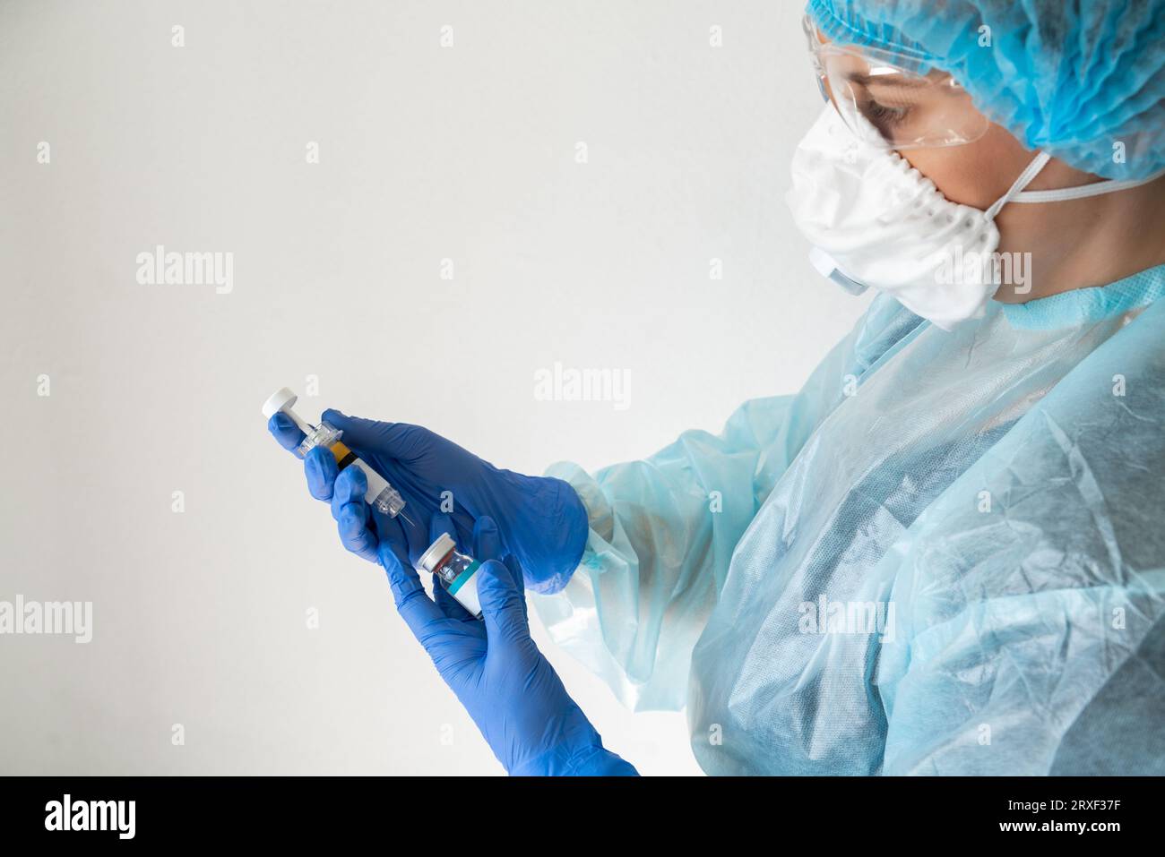 Il medico contiene la siringa e la medicina per iniezione. Foto Stock