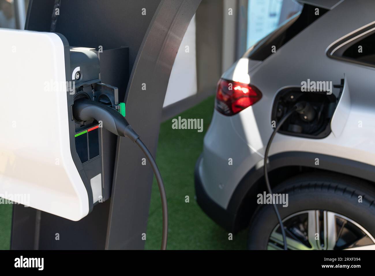 Primo piano di un'auto elettrica con un cavo. Foto Stock