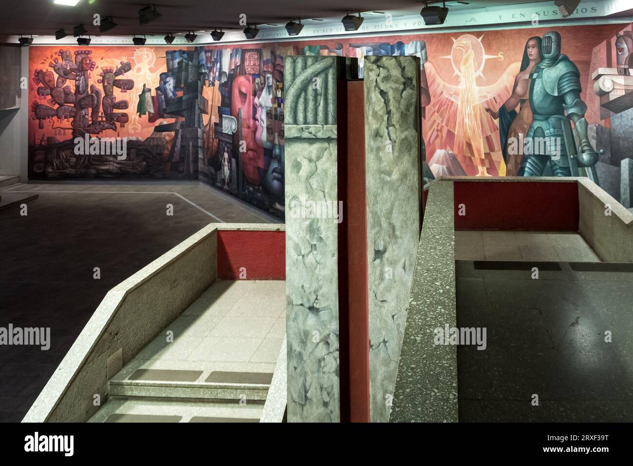 Il murale "Presencia de América Latina" si trova presso la Casa del Arte, il museo d'arte cileno nel campus dell'Università di Concepción nel Cile centro-meridionale Foto Stock