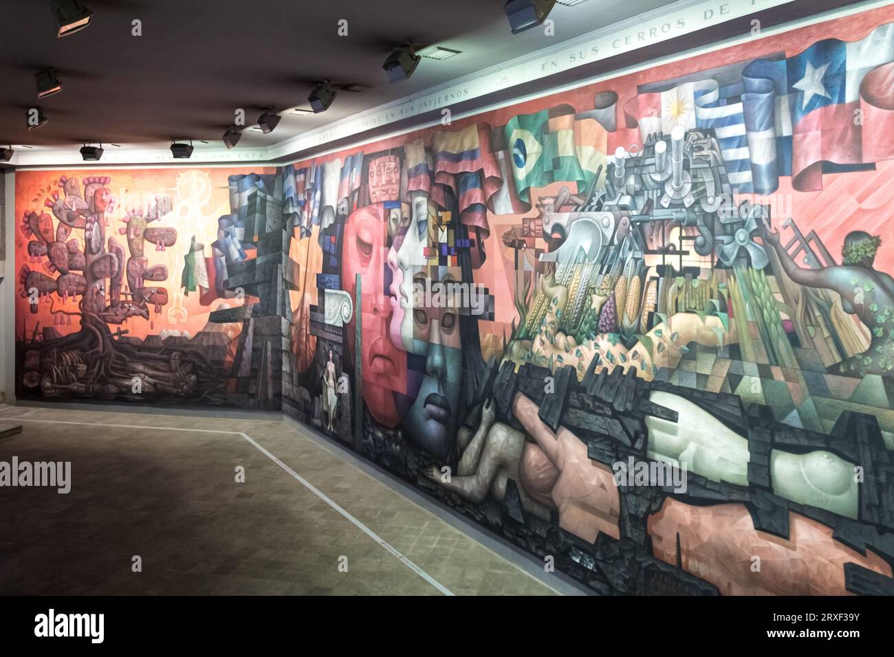 Vista del murale Presencia de América Latina, situato presso la Casa del Arte, un museo d'arte cileno nel campus dell'Università di Concepción Foto Stock