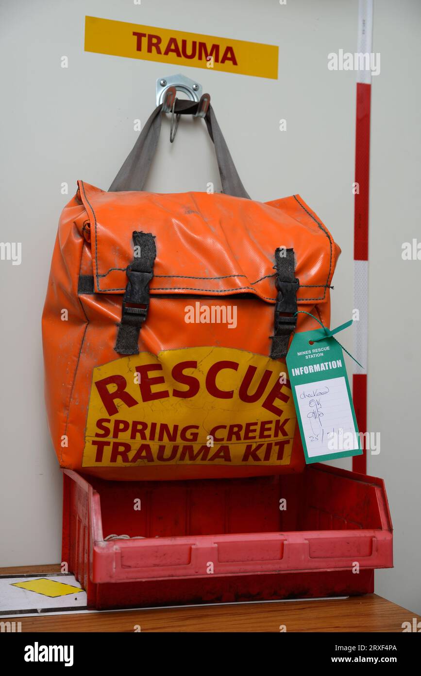 GREYMOUTH, NUOVA ZELANDA, 20 MAGGIO 2015: Un kit per traumi confezionato e pronto per andare in una miniera di carbone in funzione vicino a Greymouth, nuova Zelanda Foto Stock