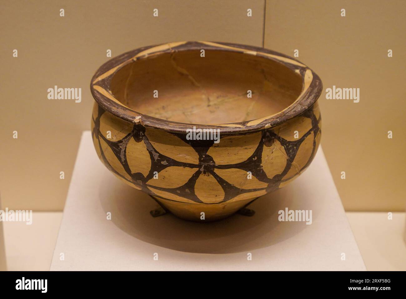 Pechino Cina, 17 febbraio 2023: Bacino di ceramica dipinta della cultura di Yangshao nel Museo Nazionale della Cina. Foto Stock