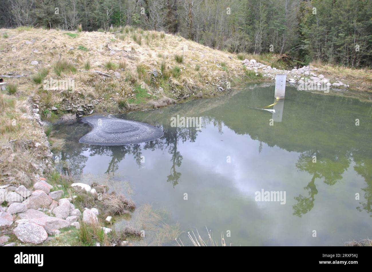 GREYMOUTH, NUOVA ZELANDA, OTTOBRE 28: La piccola diga raccoglie il traboccamento di liquami di carbone presso la miniera di carbone di Pike River il 28-10-2010 vicino a Greymouth, nuova Zelanda. Foto Stock