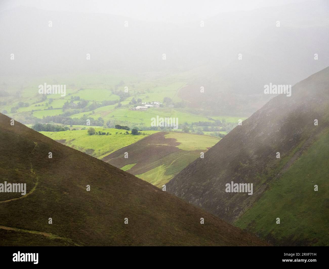 Nuvola che soffia sulle Coledale Fells guardando oltre Newlands, Lake District, Regno Unito. Foto Stock