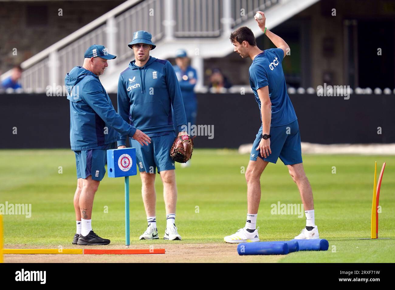 L'allenatore del fast bowling inglese David Saker e l'ex capitano inglese Andrew Flintoff con George Scrimshaw durante una sessione di reti al Seat Unique Stadium di Bristol. Data immagine: Lunedì 25 settembre 2023. Foto Stock