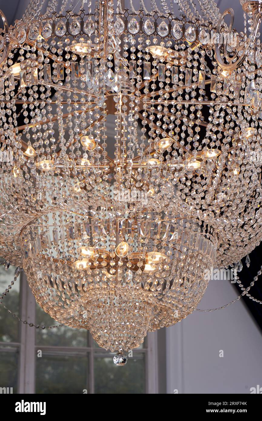 Lampadario di cristallo pesante con soffitto decorato con tessuti. Stile palazzo, lusso Foto Stock